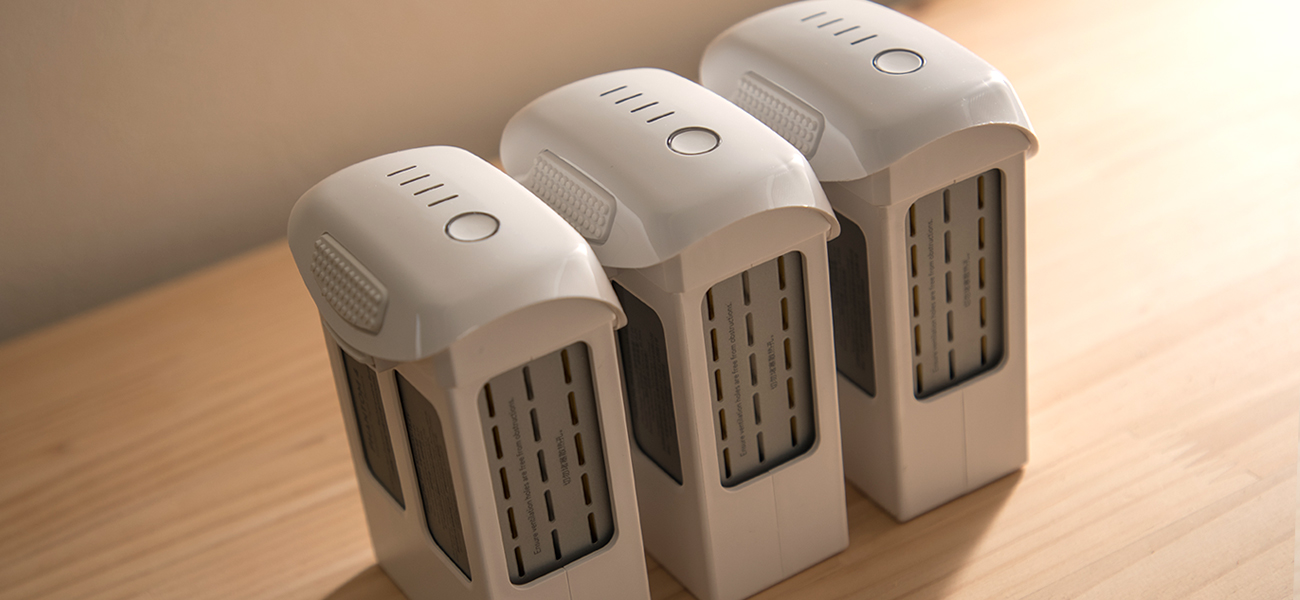 ドローンパイロットスクールでは、実地訓練でバッテリーの貸し出し、並びに充電サービスを提供しております。